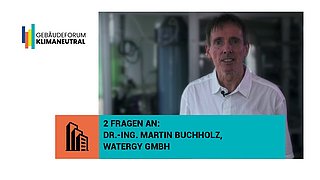 Grafik, Screenshot aus dem Video "Gebäudeforum klimaneutral | 2 Fragen an... Dr.-Ing. Martin Buchholz, Watergy GmbH" als Vorschau.