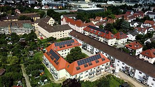Foto, Luftaufnahme auf Wohnsiedlung mit Photovoltaik-Kollektoren auf den Dächern. 
