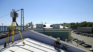 Foto, Laserscanner zur Vermessung von Gebäuden auf einem Dach. 