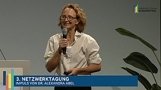 Grafik, Screenshot aus dem Video "3. Netzwerktagung des Gebäudeforums klimaneutral | Impuls von Dr. Alexandra Abel" als Vorschau.