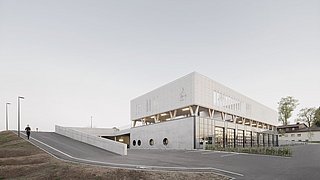 Foto, Außenaufnahme eines modernen Feuerwehrgebäudes mit Beton- und Metallfassade