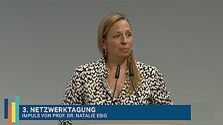 Grafik, Screenshot aus dem Video "3. Netzwerktagung „Klimaneutraler Gebäudebestand – zukunftsfähig gestalten“ | Impuls von Prof. Dr. Natalie Essig" als Vorschau.