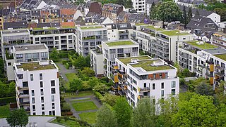 Foto, Moderne weiße Wohngebäude mit begrünten Dächern und umliegenden Bäumen in einer städtischen Wohngegend