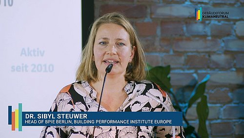 Grafik, Screenshot aus dem Video "Jahrestagung des Gebäudeforums klimaneutral | Impuls von Dr. Sibyl Steuwer" als Vorschau.