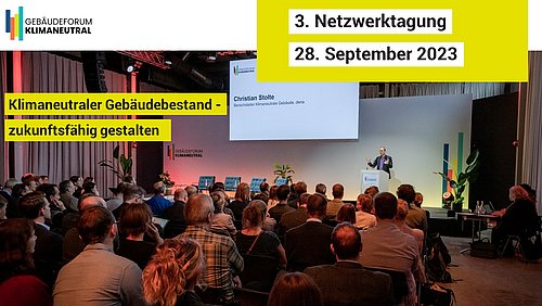 Foto, Publikum verfolgt einen Vortrag auf einer Bühne, dazu Text: "3. Netzwerktagung, 28. September: Klimaneutraler Gebäudebestand - zukunftsfähig gestalten".