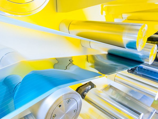 Foto, Nahaufnahme einer Produktionsmaschine für Solarfolien.
