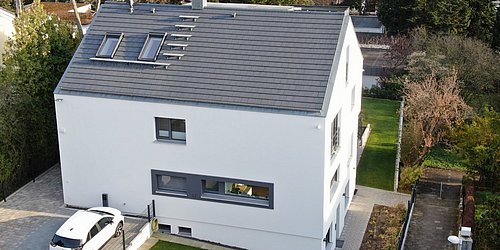 Foto, Einfamilienhaus mit Autostellplatz. 