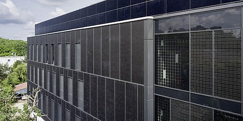 Foto, Photovoltaik-Fassade eines mehrstöckigen Nichtwohngebäudes