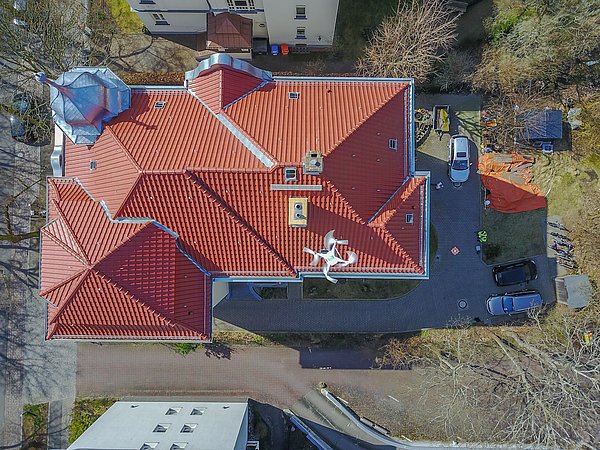 Foto, Drohnenbild eines Gebäudes von oben
