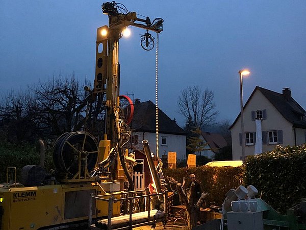 Foto, Spezialgerät zur Erdwärmebohrung vor Einfamilienhaus.