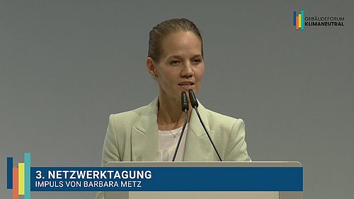 Grafik, Screenshot aus dem Video "3. Netzwerktagung des Gebäudeforums klimaneutral | Impuls von Barbara Metz" als Vorschau.