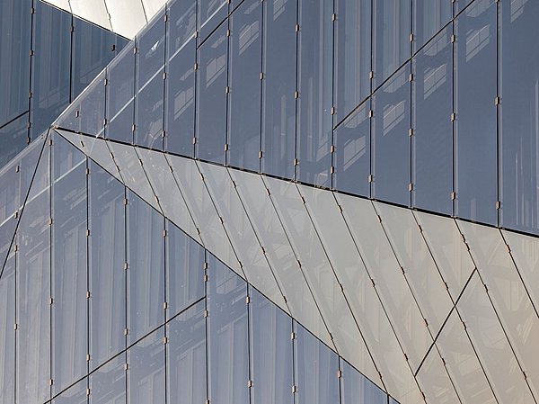 Foto, Nahaufnahme von Fassadenelementen aus Glas.