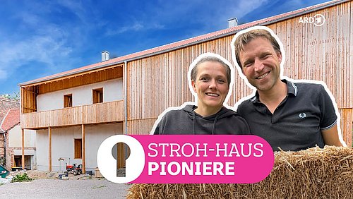 Grafik, Screenshot aus dem Video "Sarah und Florian bauen Deutschlands erstes zweistöckiges Strohhaus | ARD Room Tour" als Vorschaubild.