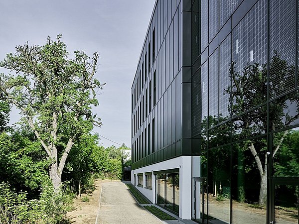 Foto, Photovoltaikfassade an großem Gebäude