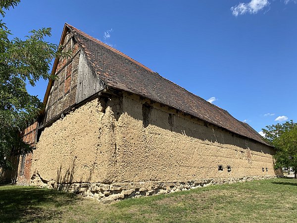 Foto, große, alte Scheune mit Lehmfassade