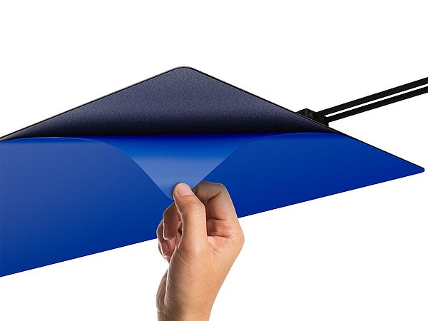 Grafik, Visualisierung einer Hand, die die Klebefläche von der Unterseite einer Solarfolie abzieht.