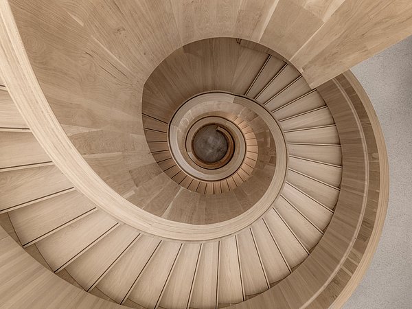 Foto, Holztreppe mit spiralförmigem Verlauf, Blick von oben nach unten