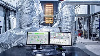 Foto, Monitore und Innenbereich in der Energiezentrale