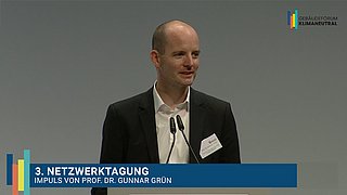 Grafik, Screenshot aus dem Video "3. Netzwerktagung des Gebäudeforums klimaneutral | Impuls von Prof. Dr. Grün" als Vorschau.