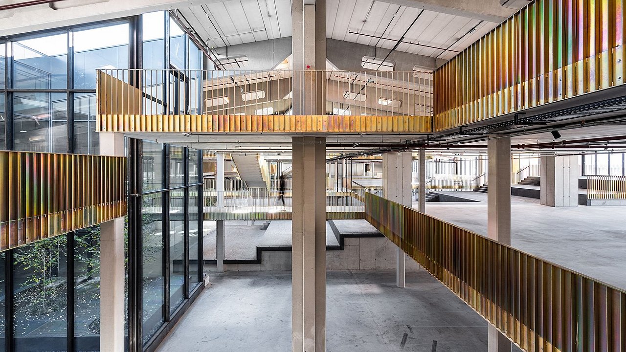 Foto, Innenraum eines modernen Handelszentrums mit mehrstöckigen offenen Galerien und vertikalen Metallgeländern