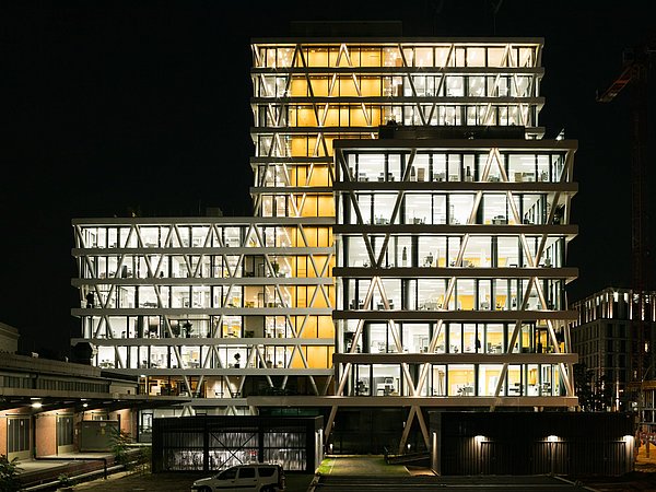 Fotos, Aufnahme bei Nacht vom erleuchtete 50-Hertz-Gebäude. 