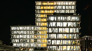 Fotos, Aufnahme bei Nacht vom erleuchtete 50-Hertz-Gebäude. 