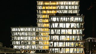 Fotos, Aufnahme bei Nacht vom erleuchtete 50-Hertz-Gebäude. 