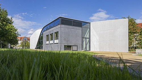 Foto, Außenansicht des 3D-gedruckten Gebäudes CUBE der TU Dresden.