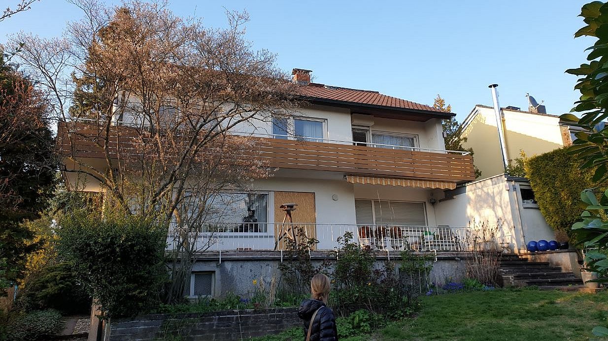 Foto, Einfamilienhaus mit Balkon und Terasse vor der Sanierung.