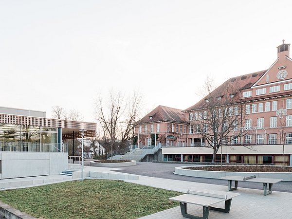 Foto, Panorama des Schulgeländes. Links befindet sich der moderne Neubau, recht der alte Klinkerbau.