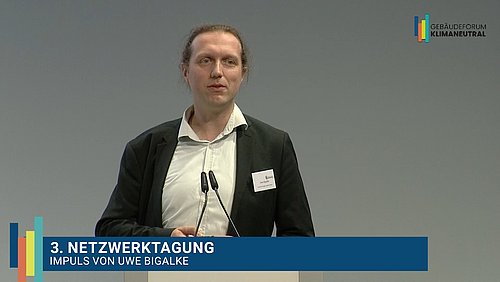 Grafik, Screenshot aus dem Video "3. Netzwerktagung des Gebäudeforums klimaneutral | Impuls von Uwe Bigalke" als Vorschau.