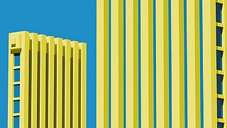 Grafik, Fassade eines modernen Gebäudes mit vertikalen, gelben Lamellen vor blauem Himmel.