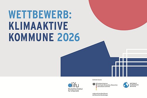 Grafik, Key-Visual des Wettbewerbs "Klimaaktive Kommune 2026" mit stilisierten blauen Gebäudesilhouetten und Logos von Difu Deutsches Institut für Urbanistik, Bundesministerium für Umwelt, Naturschutz, nukleare Sicherheit und Nationale Klimaschutzinitiative.
