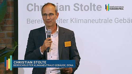Grafik, Screenshot aus dem Video "Jahrestagung 2024 des Gebäudeforums klimaneutral | Begrüßung von Christian Stolte" als Vorschau.