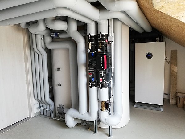 Foto, Anlagenraum mit großen großen Rohren und Anlagentechnik