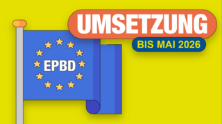 Grafik, blaue Flagge mit gelben Sternen im Kreis und Schriftzug "EPBD", daneben Schrift "Umsetzung bis Mai 2026" auf gelbem Hintergrund.
