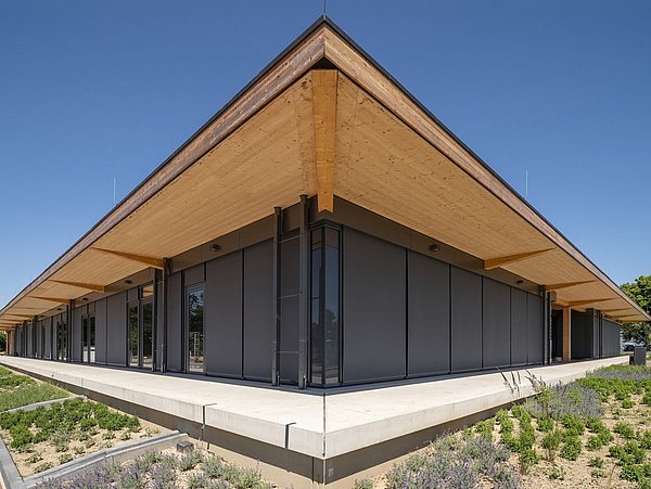 Foto, Nahaufnahme der Ecke eines Gebäudes mit weit überstehendem Dach.