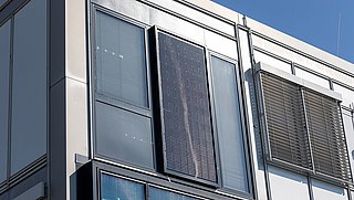 Foto, Außenansicht einer Gebäudefassade mit integriertem Photovoltaik-Element