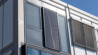 Foto, Außenansicht einer Gebäudefassade mit integriertem Photovoltaik-Element