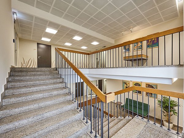 Foto, Treppenhaus mit Steintreppe.