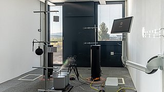Foto, Versuchsraum hinter einem fassadenintegrierten Photovoltaik-Element inklusive der Messtechnik.