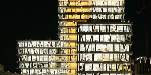 Fotos, Aufnahme bei Nacht vom erleuchtete 50-Hertz-Gebäude. 