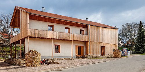 Foto, das neu gebaute Strohballenhaus mit Laubengang.