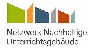 Grafik, Logo des Netzwerks Nachhaltige Unterrichtsgebäude mit stilisierten Hausdächern in verschiedenen Formen