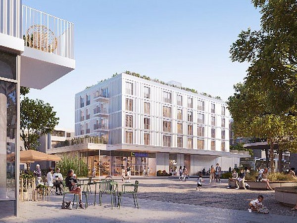 Moderne Wohnanlage mit einem Supermarkt im Erdgeschoss. Mehrstöckiges Gebäude mit begrünten Balkonen, umgeben von Bäumen und Sitzbereichen. Menschen sitzen und stehen auf dem Platz.