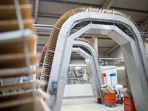 Foto, Innenraum einer Fabrik mit großen Maschinen.