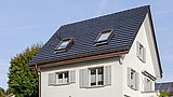 Foto, Haus mit einer dachintegrierten Photovoltaikanlage.