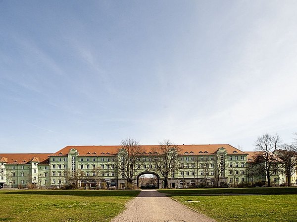 Foto, Panoramaansicht auf Mehrfamilienhaus mit Durchgangsbogen