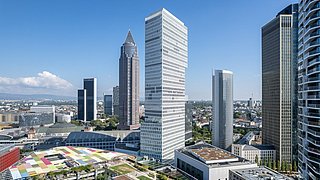 Foto, Luftaufnahme eines Hochhauses vor der Frankfurter Skyline