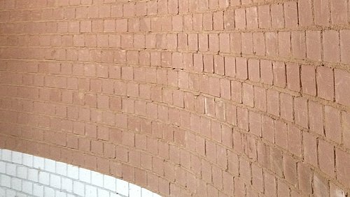 Foto, eine gemauerte Wand aus Lehmziegeln.